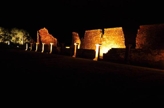 Iluminação noturna valoriza ainda mais as incríveis ruínas da Missão de Trinidad, no sul do Paraguai